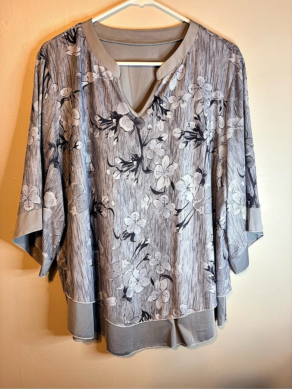 Floral Blouse in Gray & White Size 2XL Like New